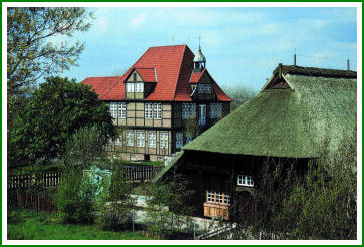Glockenhaus und Scheune